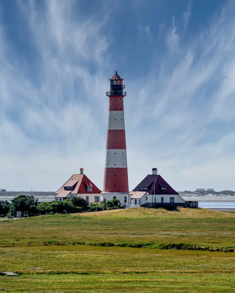 Bild des Westerhever Leuchtturms bei sonnigem Wetter für das Leitbild der Distler Immobilien Buchhaltung